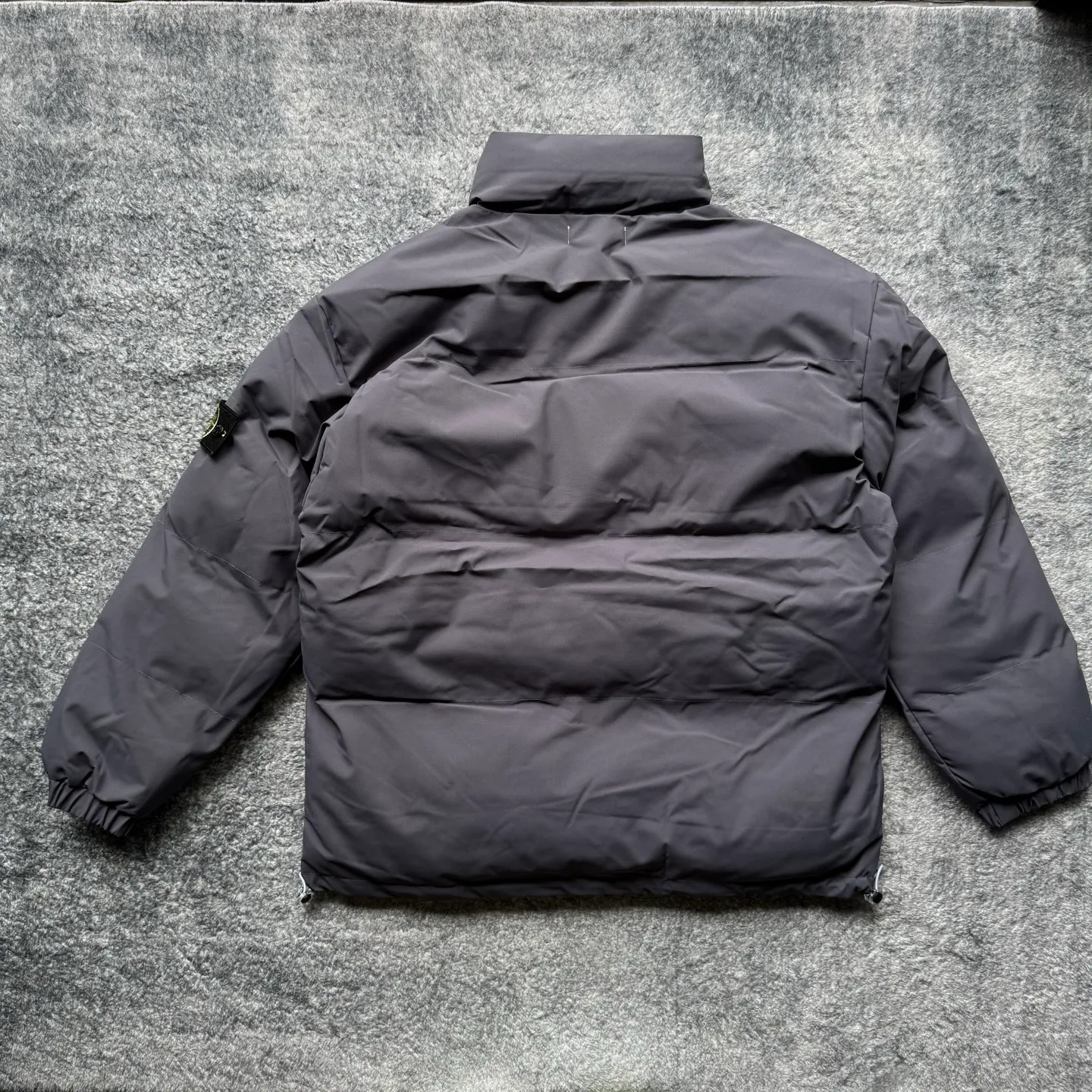 P280 Stone Island New nylon zipper outdoor functional stand-up collar cotton jacket Stone Island 23FW new product recommendation Classic nylon stand-up collar cotton jacket Short loose silhouette Suitable for various body types Specially treated nylon fabric Waterproof and anti-fouling Classic armband embellishment on the arms Customized buttons Complete with three-label hangtags Hand-stuffed down cotton inside Full and stylish Highly warm and OEM quality Factory OEM quality Exquisite workmanship Black and gray recommended Suitable for both men and women Color: Black Gray Size: M-2XL Length Bust Shoulder Width Sleeve Length M 74 128 60 60 L 76 132 62 61 XL 78 136 64 62 2XL 80 140 66 63
